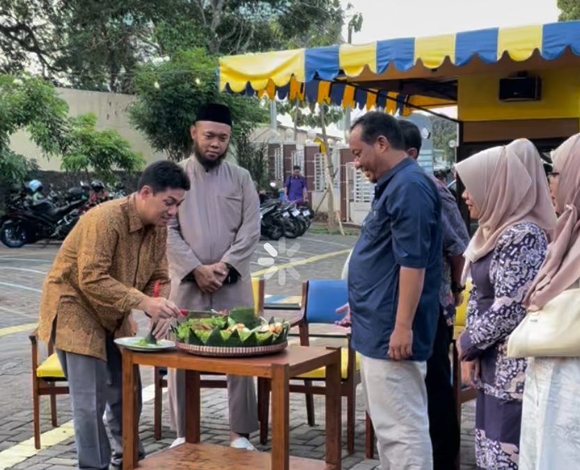 Dekan FPP Undip Resmikan Oppa Chicken sebagai Student Entrepreneur Center