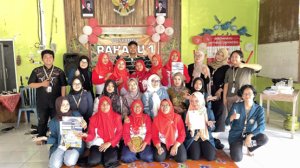 Keterangan gambar: Mahasiswi KKN-T Teknologi Pangan UNDIP bersama kader dan peserta Posyandu RW 01 Kelurahan Tambangan usai demo masak nugget singkong bergizi.