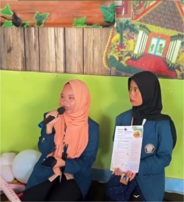 Keterangan gambar: Anindita Zhafirah Kurniawati memaparkan resep nugget singkong bergizi kepada peserta Posyandu RW 01 Tambangan