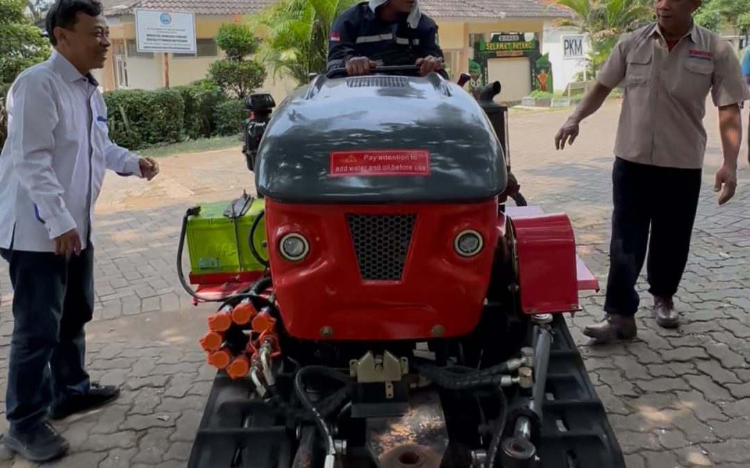 Traktor dari United Tractors untuk FPP Undip
